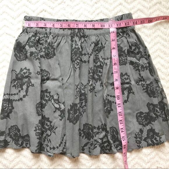 V. S. PINK Skater Skirt Size Medium - Picture 5 of 7